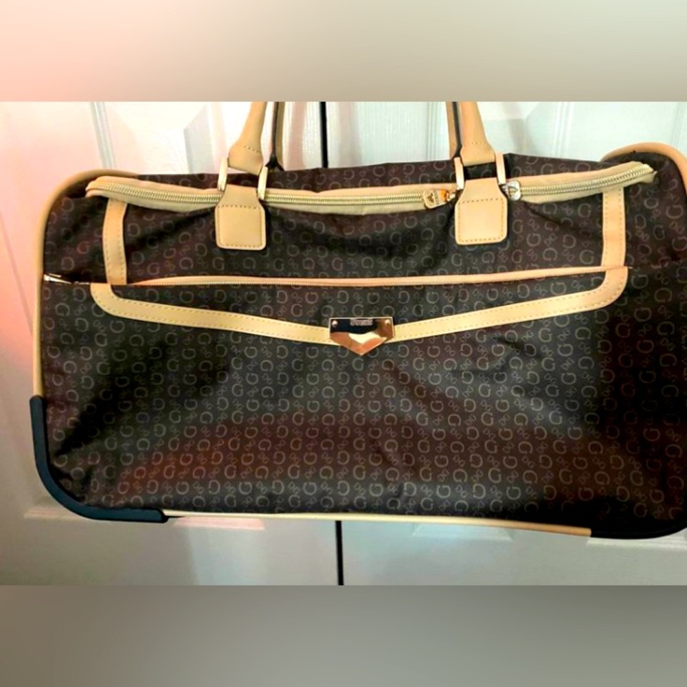 Designer Travel bag/ luggage
(GUESS) HUGE ORICE SLASH!!!